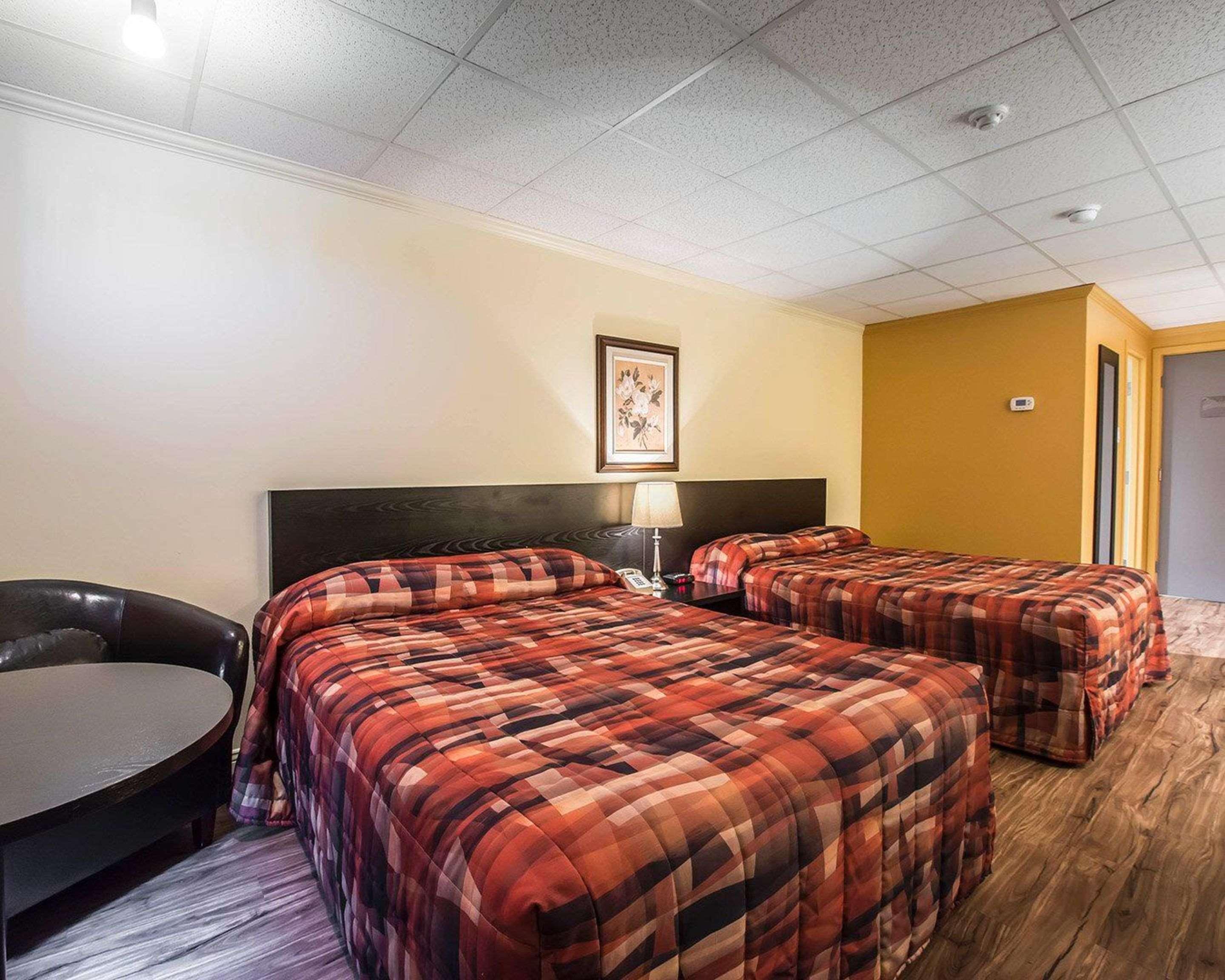 Econo Lodge Inn & Suites Montmagny Exterior photo