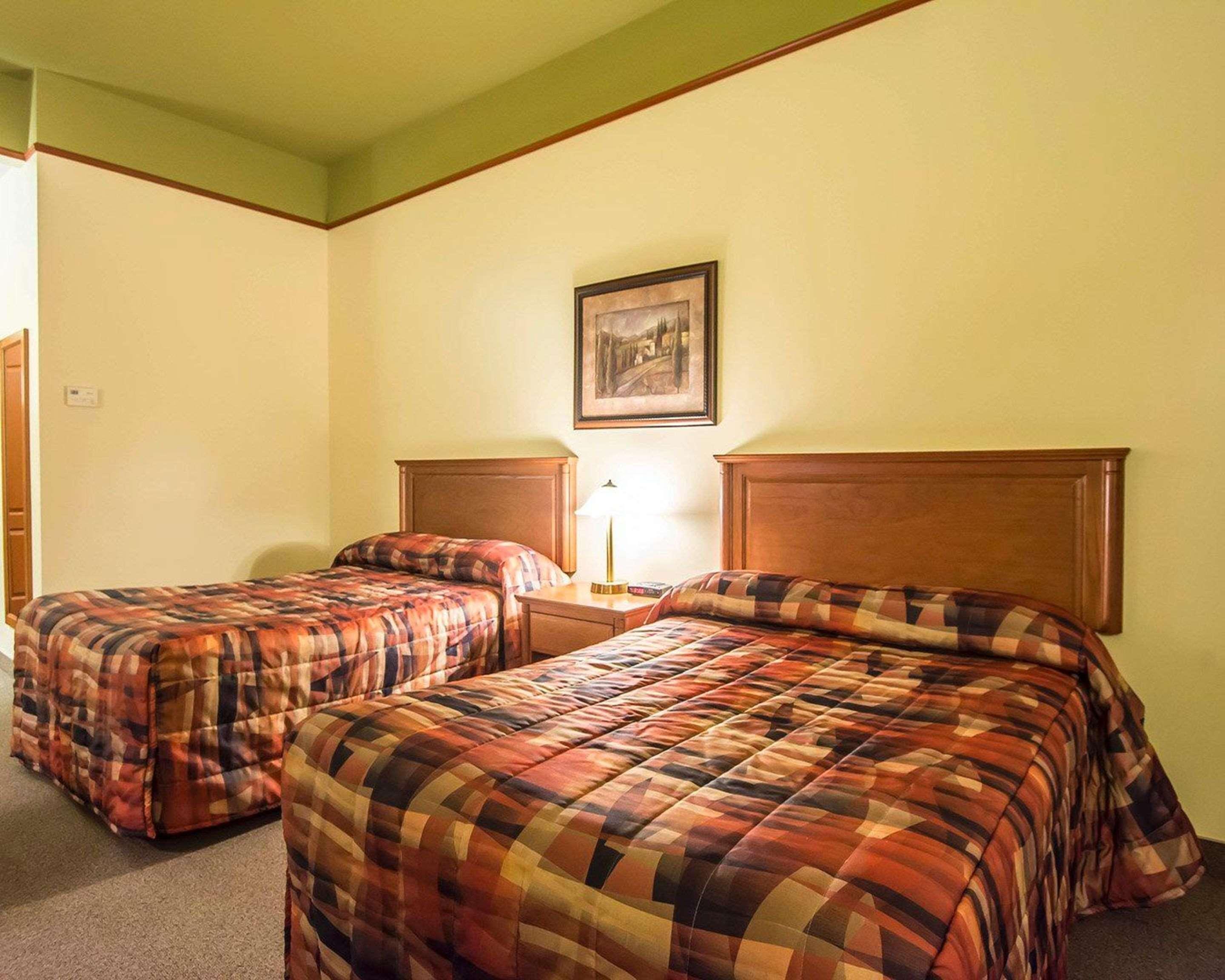 Econo Lodge Inn & Suites Montmagny Exterior photo
