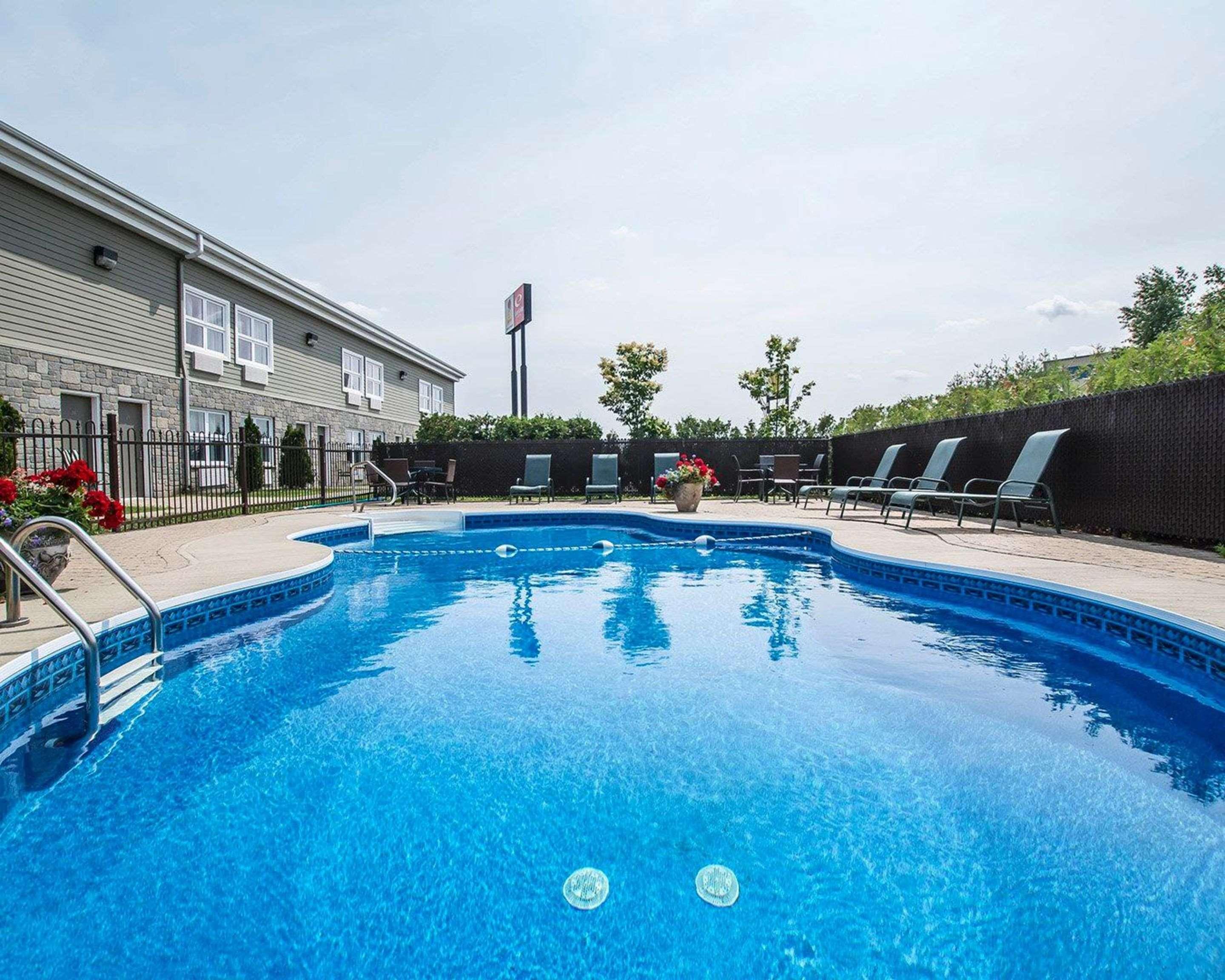 Econo Lodge Inn & Suites Montmagny Exterior photo