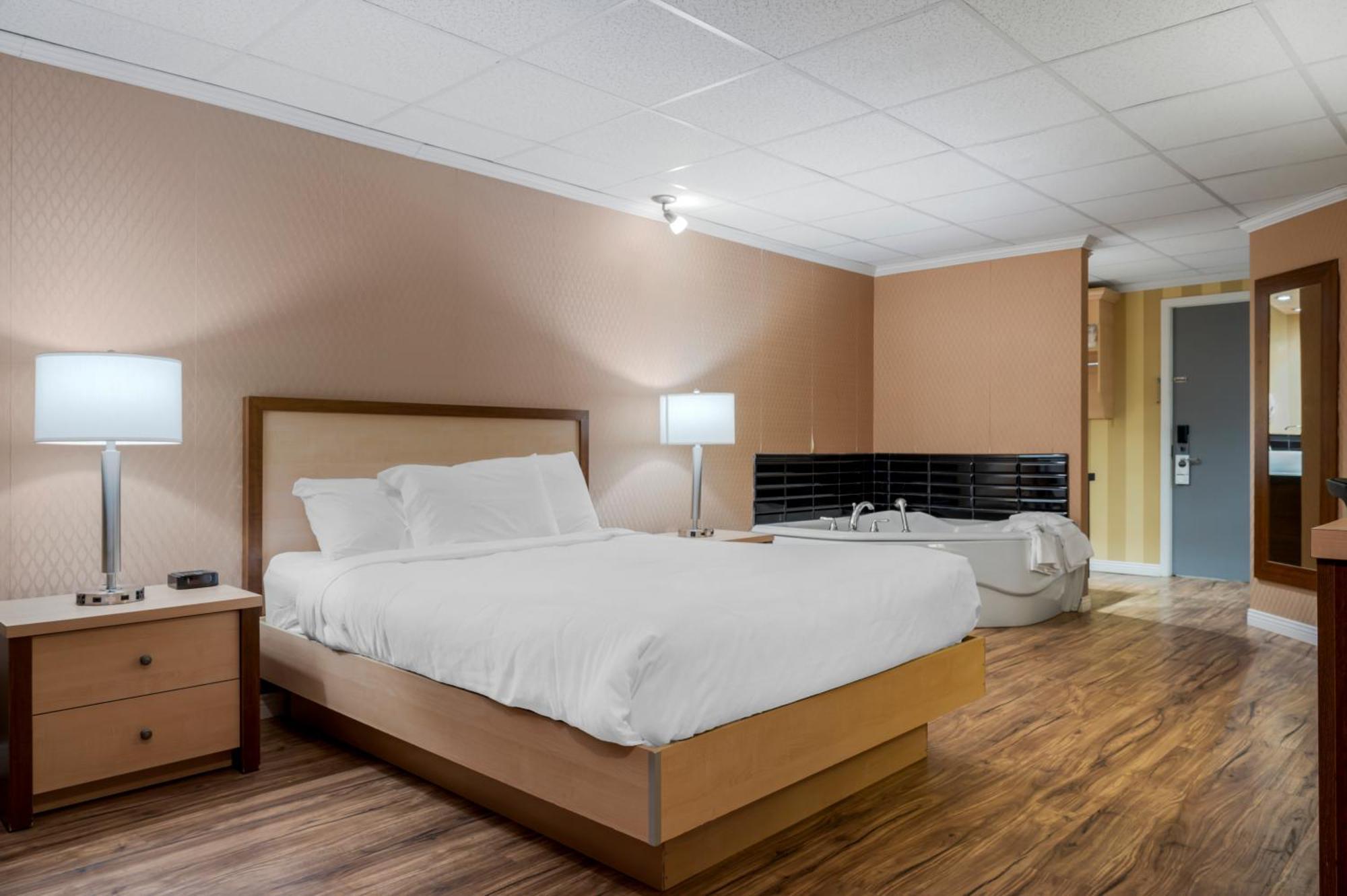 Econo Lodge Inn & Suites Montmagny Exterior photo