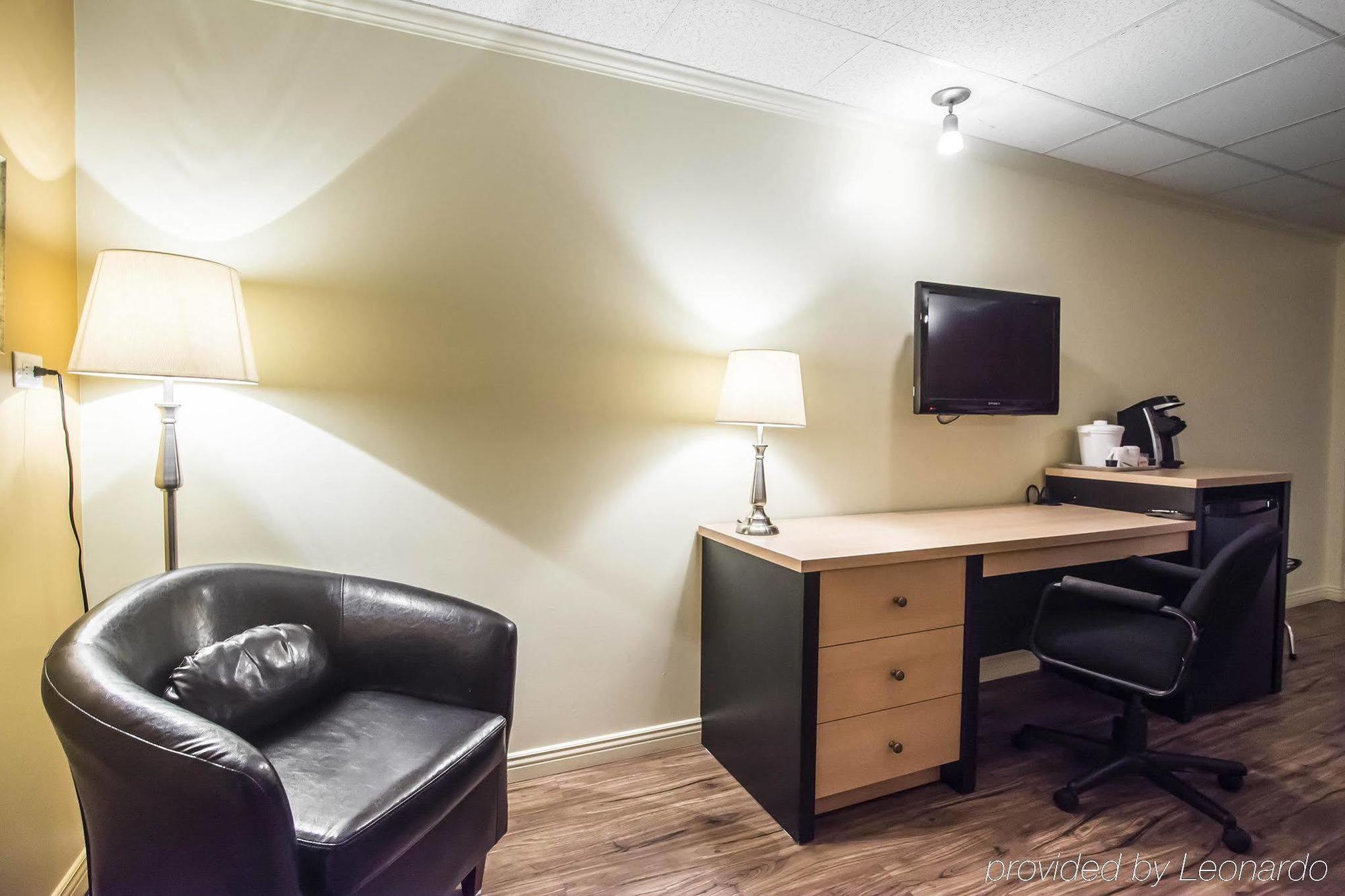 Econo Lodge Inn & Suites Montmagny Exterior photo